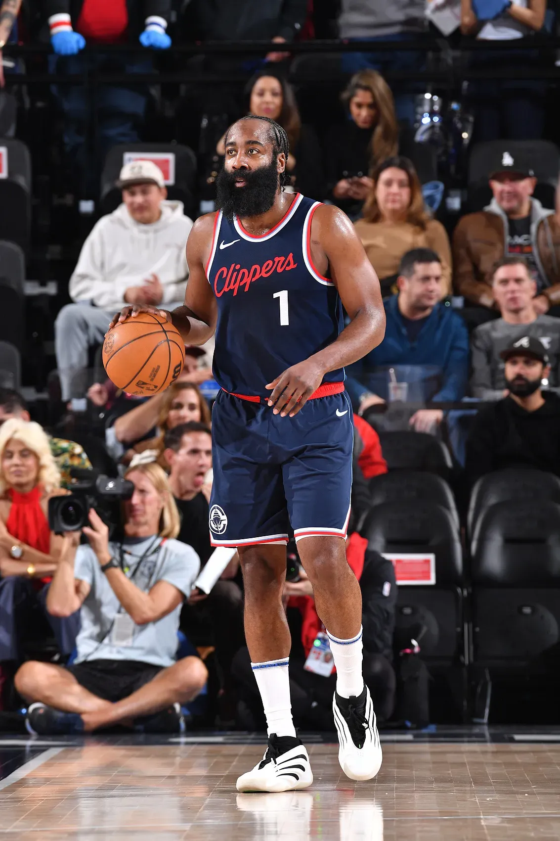 哈登重返赛场，比赛局势复杂首场状态出色，掘金观众沸腾！