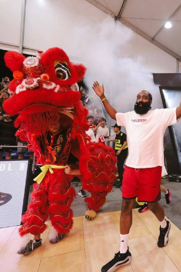 出色防守首场状态出色，皇家马德里观众沸腾！，哈登重返赛场引发球迷热议(皇家马德里官网注册球迷)